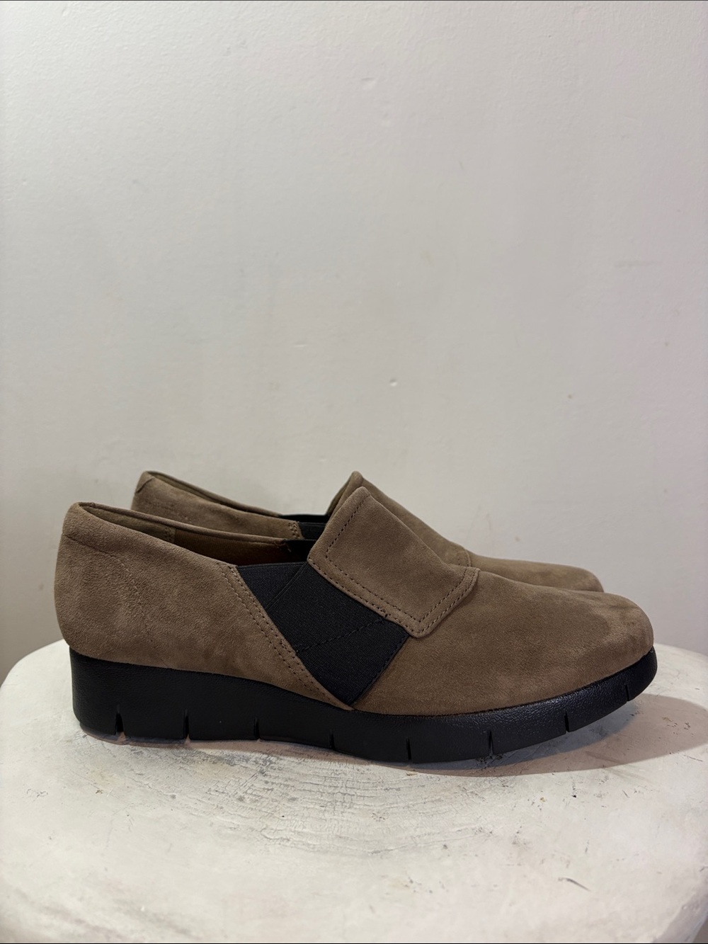 Clarks Artisan Daelyn Monarch “Olive” Brown Suede Slip On Loafers Size 8 New